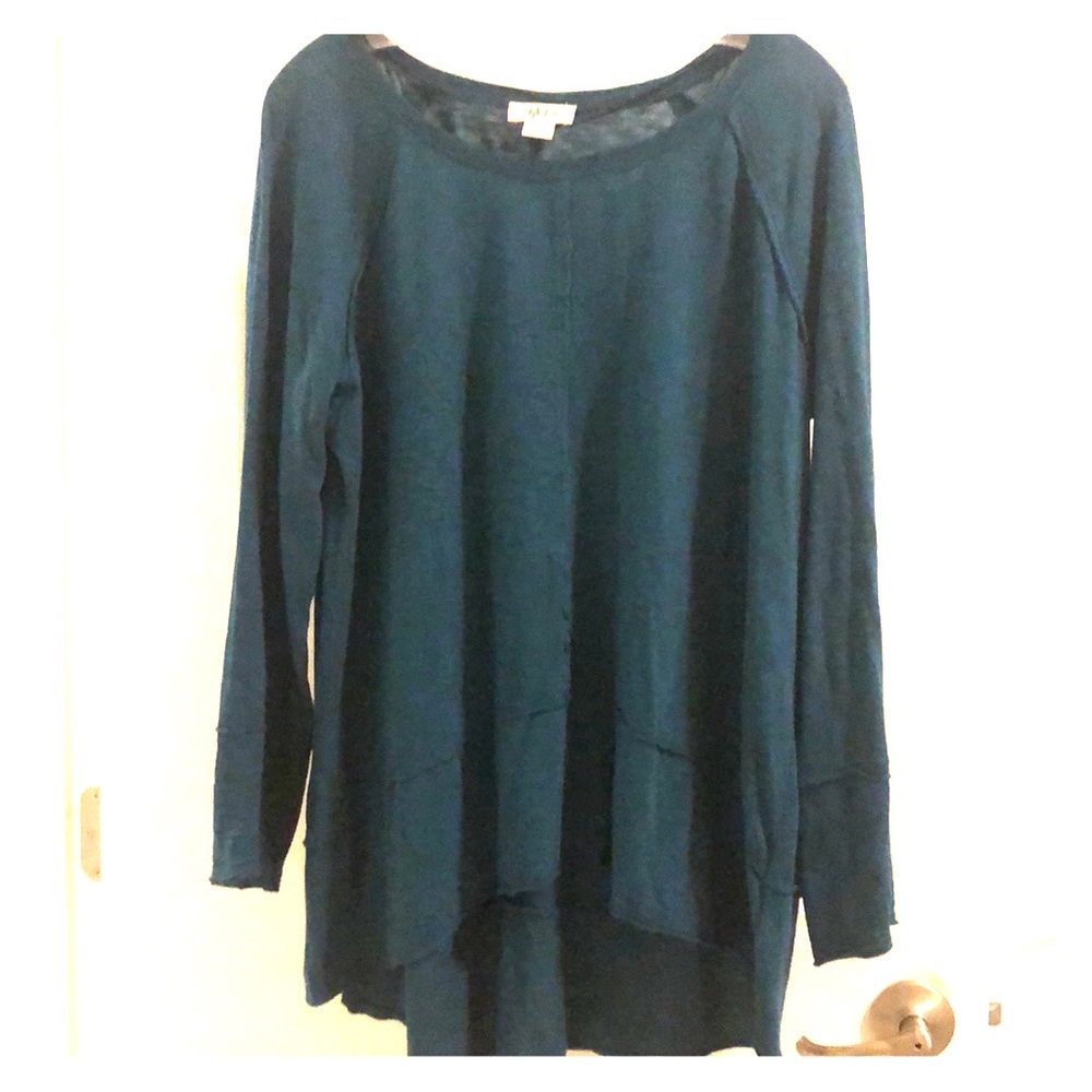 Beautiful teal top. Soft. Excellent cond. Large